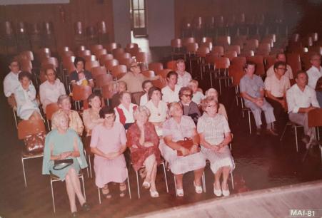 Festa do Dia das Mes na Comunidade So Miguel. Luise Babisch e Walter Babisch (marido) assistindo as apresentaes na plateia. Registro feito em Santo Andr-SP, em 1981.