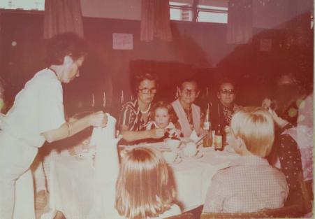 Luise Babisch servindo caf para os convidados da festa de Natal, na Comunidade So Miguel. Registro feito em Santo Andr-SP, em 1981.