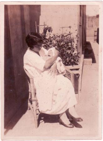 Anna Hnnegger (me) e Gertrudes Dal Pos com 5 meses de idade. Registro feito na Rua Marechal Deodoro, em So Caetano do Sul-SP, em 1935.