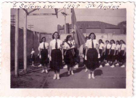 Preparao para o desfile em comemorao a Independncia do Brasil, do segundo grupo escolar da Escola Industrial Jlio de Mesquita (primeiro prdio). O desfile era realizado na Rua Coronel Oliveira Lima.