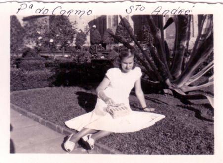 Gertrudes Dal Pos no jardim da Praa do Carmo. Registro feito em Santo Andr-SP, em 1949.