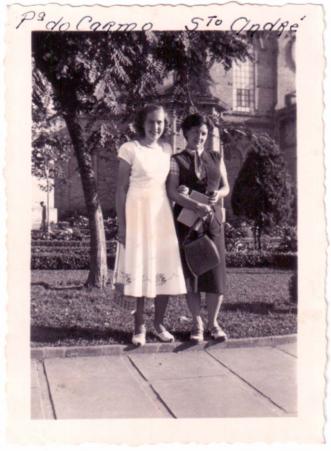 Gertrudes Dal Pos e a professora de Educao Fsica, Ruth Lemos da Veiga. Registro feito na Praa do Carmo, em Santo Andr-SP, em 1949.