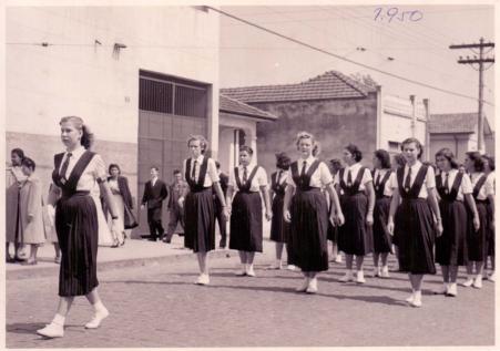  esquerda, Gertrudes Dal Pos desfila em comemorao a Independncia do Brasil. Turma da Escola Industrial Jlio de Mesquita (segundo prdio), localizado na Rua Pref. Justino Paixo.