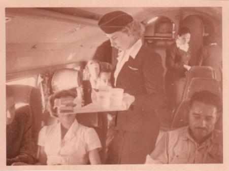 Treinamento para aeromoa em um avio Scandia, da antiga VASP. Fotografia tirada para uma reportagem. Gertrudes trabalhou na empresa entre 1952 e 1956. Registro feito em So Paulo, em 1952.