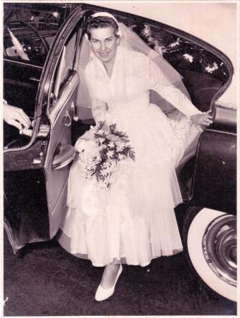 Casamento de Gertrudes e Geraldo Dal Pos (marido), na Igreja Luterana de So Paulo, localizada na Av. Rio Branco. Registro feito em 1957.