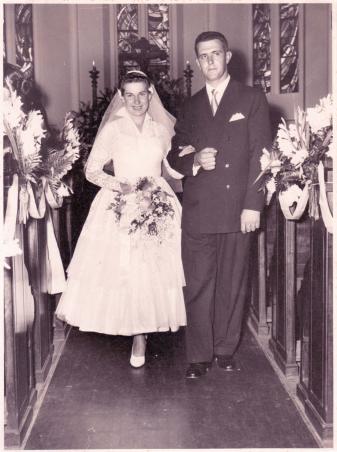 Casamento de Gertrudes e Geraldo Dal Pos (marido), na Igreja Luterana de So Paulo, localizada na Av. Rio Branco. Registro feito em 1957.