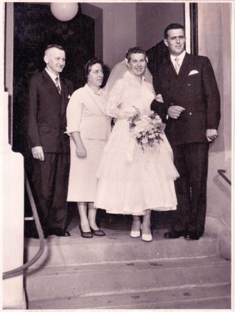 Casamento de Gertrudes e Geraldo Dal Pos (marido), na Igreja Luterana de So Paulo, localizada na Av. Rio Branco. Com Anna Hnnegger (me) e Arthur Hnnegger (pai) na sada da igreja. Registro feito em 1957.