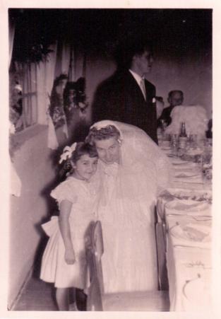 Gertrudes Dal Pos e Irene Schmidt (prima) na festa de casamento, no Clube Harmonia (clube alemo) em Santo Andr-SP. Registro feito em 1957.