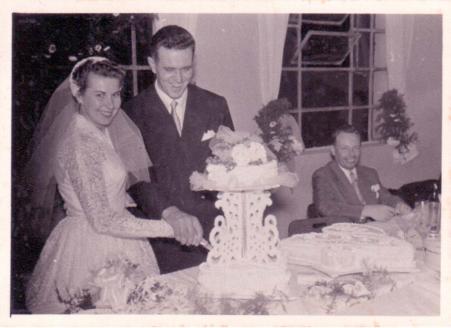 Festa de casamento de Gertrudes e Geraldo Dal Pos, no Clube Harmonia (clube alemo) em Santo Andr-SP. Ao fundo est Hermann Clever (tio do marido). Registro feito em 1957.