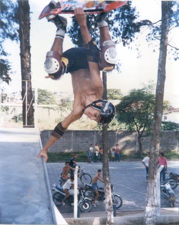 Ronaldo Csar de Oliveira (Pobreza) andando de skate no clube de campo Trianon em Jacarei -SP